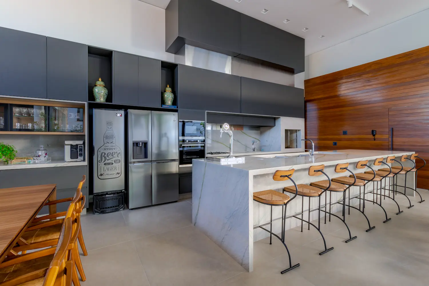 Cozinha contemporânea com bancada revestida da rocha ornamental Meridian