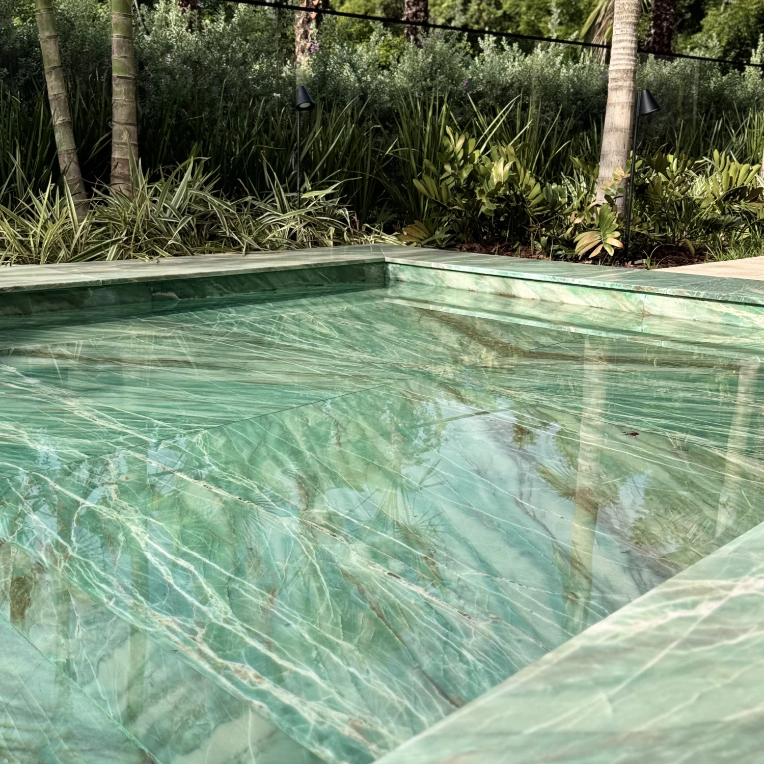 Piscina de lujo con revestimiento de cuarcita Verde Esmeralda
