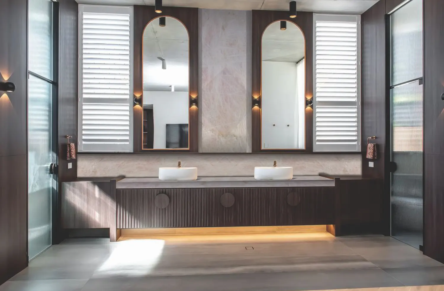 Parede de lavabo luxuoso revestido de quartzito Pink Crystal